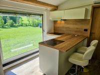 Studio apartment for 2, big windows, nature, balcony, 5min from Bled - B&B