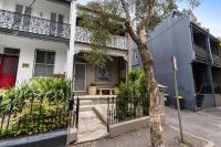 Stunning 3 Bedroom Terrace House in Vibrant Area - B&B