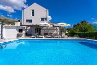 Modern apartment with private pool near Split - B&B Podstrana