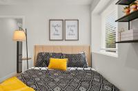Brand New Designer's Modern 1BR Home 1min to I-5 - Chambres d’hôtes Lynnwood