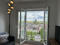 Top Floor Apartment with Monument Views - B&B Reims