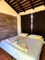 Habitación con cama extragrande y balcón