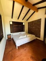 Habitación con cama grande