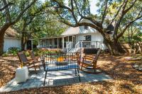 B&B Isle of Palms - Orchard by AvantStay Whimsical Home w Lush Backyard - Bed and Breakfast Isle of Palms