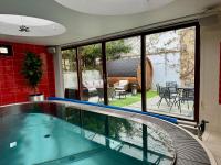 B&B Praga - Retro Villa Prague 700sqm Indoor-Pool, Sauna, BBQ, table soccer - Bed and Breakfast Praga