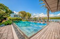 Penthouse Luxueux avec Piscines, Vues Mer et Montagne - B&B