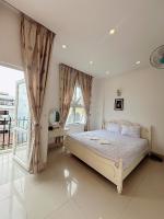 Zimmer mit Kingsize-Bett und Balkon