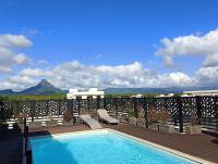 Newly Renovated Studio Apartment with Rooftop Pool, Few Steps to the Beach - B&B Flic en Flac
