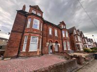 Central Bedford FREE Parking & Private Garden& Conservatory Perfect for large group of people - B&B