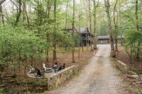 Modern Cabin with Luxury Gym, Firepit + Game Room! - B&B