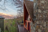 Gatlinburg Cabin With Breathtaking Views, Hot Tub, Sauna, 10 min to downtown and National Park - Chambres d'hôtes Gatlinburg
