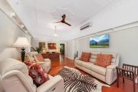 Masterfully Restored Queenslander Near Esplanade - Ferienwohnung