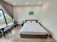 Habitación con cama extragrande y balcón