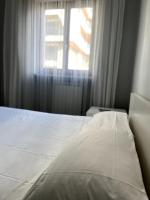 Zimmer mit Kingsize-Bett und Balkon