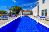 Großer Pool mit Salzelektrolyse unweit Heilschlamm Bucht - B&B Kras