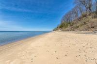 My Blue Haven - Shared lake access across the street! Glamorous home! - B&B Fennville