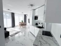 Admiral Plaza Apartment , Large swimming pool , 5 min walking to the beach - Chambres d'hôtes Slanchev Bryag