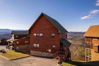 B&B Sevierville - Upscale Cabin, Stunning Views, Hot Tub, Game Room - Bed and Breakfast Sevierville