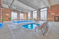Ground Floor Getaway- Year round pool and hot tub - B&B