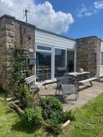 107 Brambles Chine, Holiday Coastal Chalet - B&B