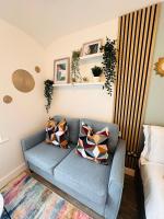 Cosy Private Self Contained Room in Selly Oak Birmingham with own Kitchenette and shared bathroom between two rooms R3 - Chambres d'hôtes Birmingham