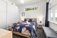 Peaceful & private city cottage with carparks - B&B