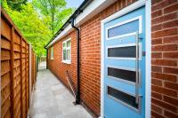 Luxury 3 Bedroom Apartment - Terrace - Near City Centre - WiFi - Smart TV 1MR - B&B