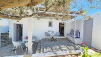 Rinio Guesthouse in Adamas - B&B