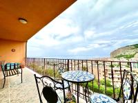 Flight over the sea House by Housilia - B&B Cefalù