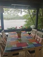 Kućica na Jezeru Ovčarsko-kablarska klisura Boat Access Only - B&B Čačak