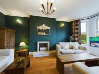 B&B Belfast - Three Seven Five, Bustling Ballyhackamore Sleeps 8 - Bed and Breakfast Belfast