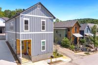 Hog Haus - 1 2 Mile to DT Fayetteville - Sleeps 8 - Bed and Breakfast Fayetteville