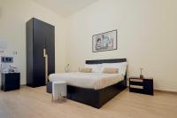 Zimmer mit Queensize-Bett und Whirlpool-Badewanne