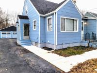 Nice big house with parking, fenced yard - B&B