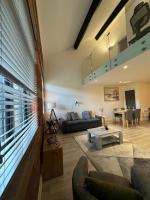 B&B Bradford - LUXURY 2 Bed Penthouse with Cinema Style Living & Free High-speed WiFi - Bed and Breakfast Bradford