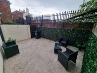 Spacious 2 bed appartment next to BAE with spa bath - Chambres d’hôtes