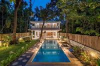 SaffronStays Atmos - 3BR rustic pool villa with projector screen, table tennis, carrom & cozy family spaces in Nagaon - Bed and Breakfast Alibag