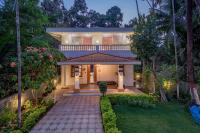 SaffronStays Atmos - 3BR rustic pool villa with projector screen, table tennis, carrom & cozy family spaces in Nagaon - Chambres d'hôtes Alibag