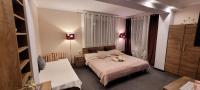 Habitación con cama extragrande y balcón