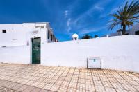 Casa Emilia - Pool and Close to the Beach By Lanzarote Vacation Homes - Chambres d'hôtes Puerto del Carmen