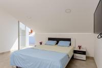 One-Bedroom Apartment with View