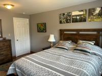 Zimmer mit Queensize-Bett und Gartenblick