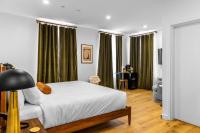 King Bed, DTWN Historic Hotel, Fiber Wifi, 50 in Roku TV, Room # 106 - B&B