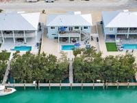 Blue Pearl New Waterfront Haven with Heated Pool ,70 Foot Dock, and More! - Bed and Breakfast Marathon