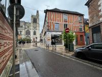 Loft - BEST KEYS - Prestige - Vue Cathédrale - Poutres Apparentes - Baignoire Îlot - Centre Ville - Smart TV - WiFi Illimité - Check-in Autonome - B&B