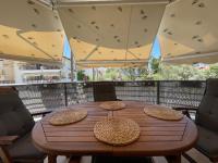 Fterna Family Apartment Perea - 2 Bedrooms, Balcony, Near Beach & Airport - Chambres d'hôtes Peraía