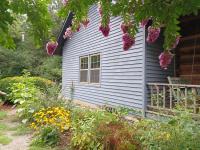 Restored1850s log cabin, with gazebo and gardens! 1 mile to downtown Weaverville - Chambres d’hôtes