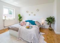 B&B Freilassing - EG Mitte schöne 70m² große 2-Zimmer City Wohnung nähe Salzburg mit Zugang zum Garten - Bed and Breakfast Freilassing