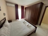 Mellieha large 4 Bedroom Apartment -sleeps 8 Prime Location- Beach 950m - B&B Mellieħa