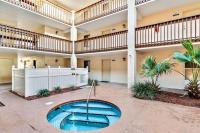 Beachside Retreat-Courtyard Villa-Beachside condo - Bed and Breakfast Saint Augustine Beach